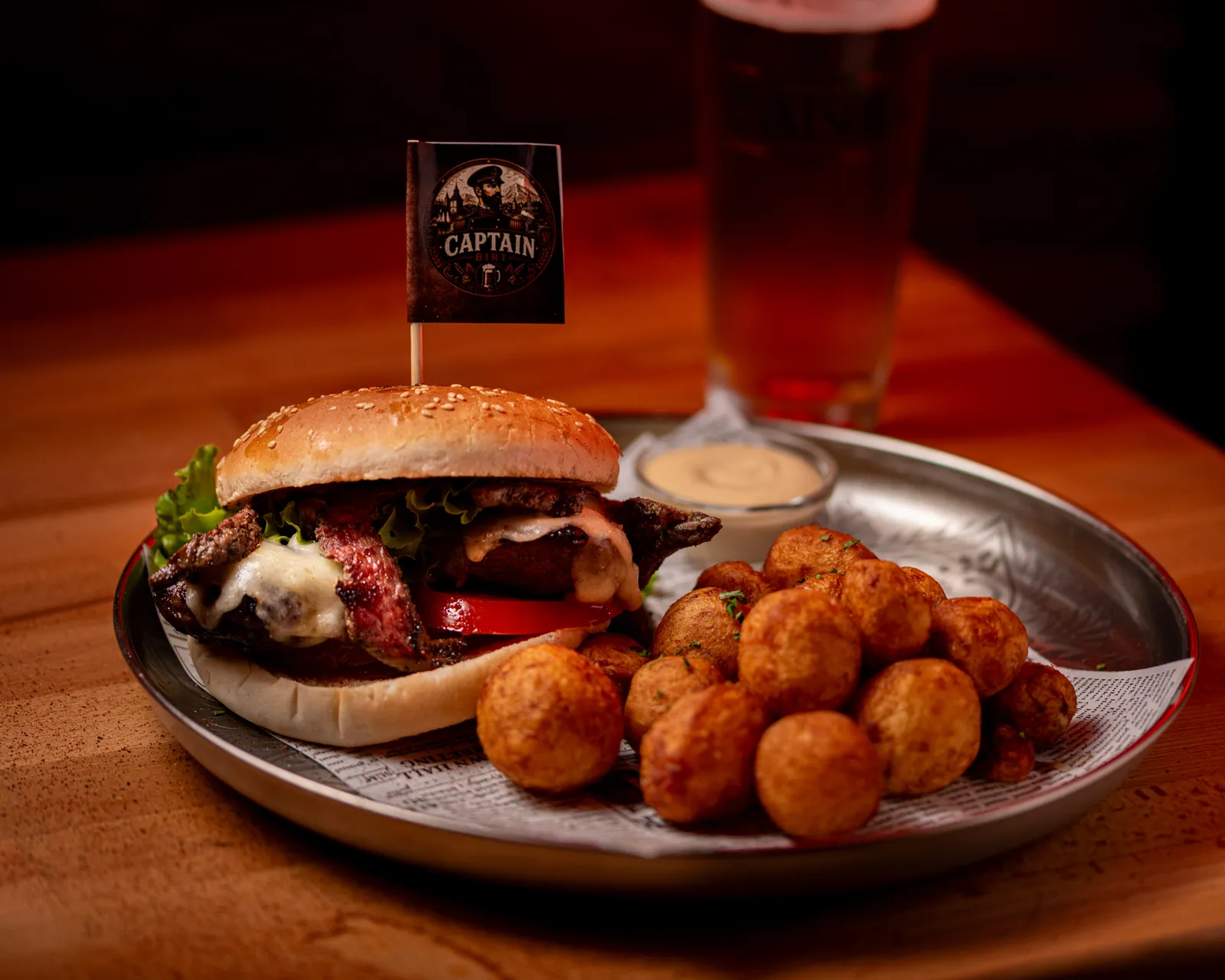 Burger Captain Birt cu bacon și cașcaval, cu crochete și bere craft